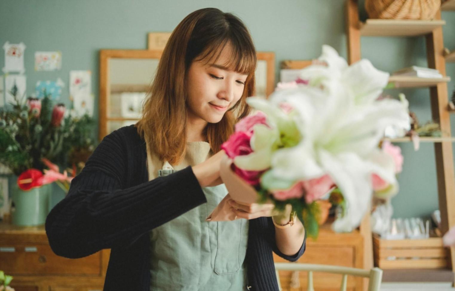 Sustainable floral arrangement preparation workspace